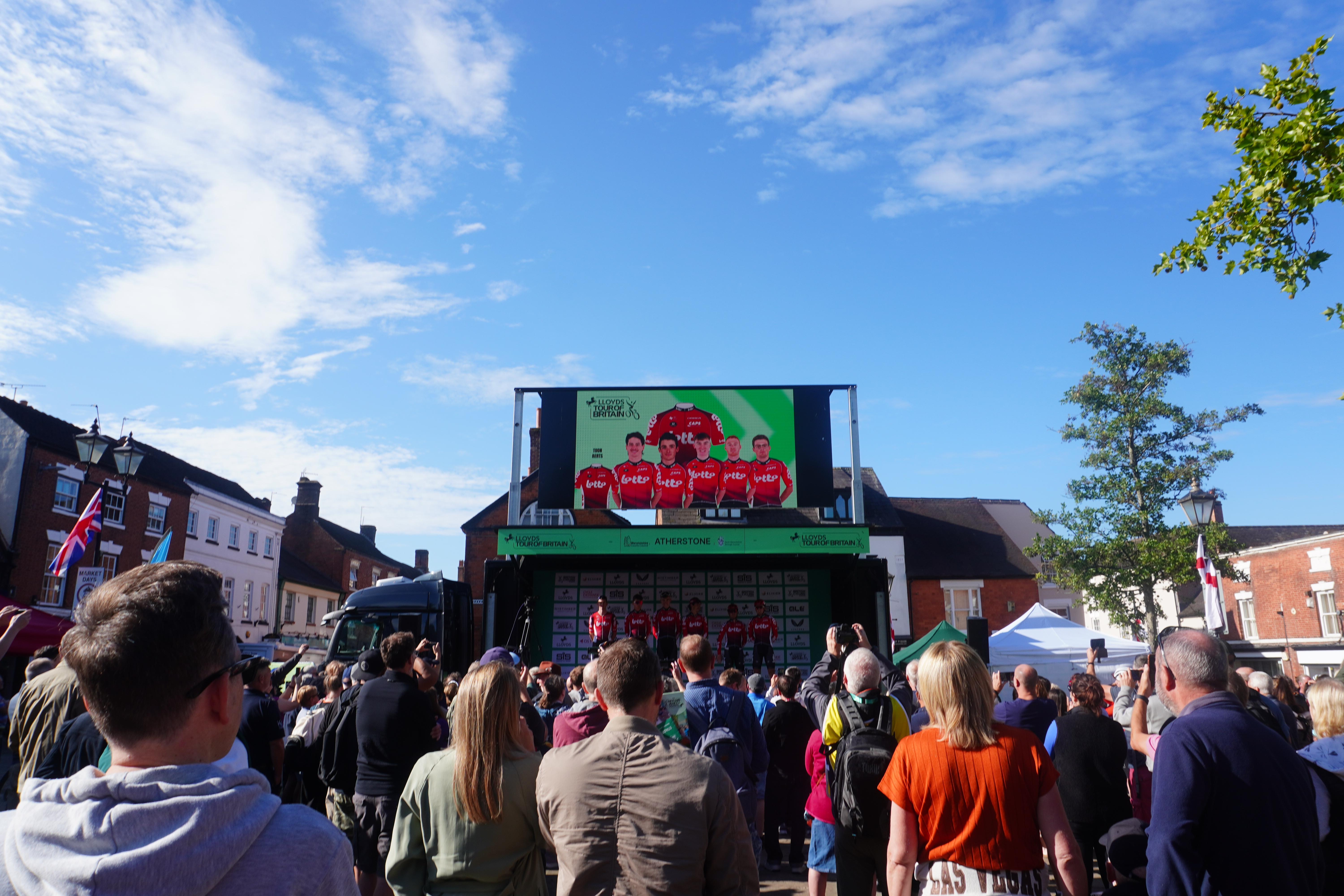 Lloyds Tour of Britain Men 2025 Stage 4 Atherstone - crowd watching the Team announcements