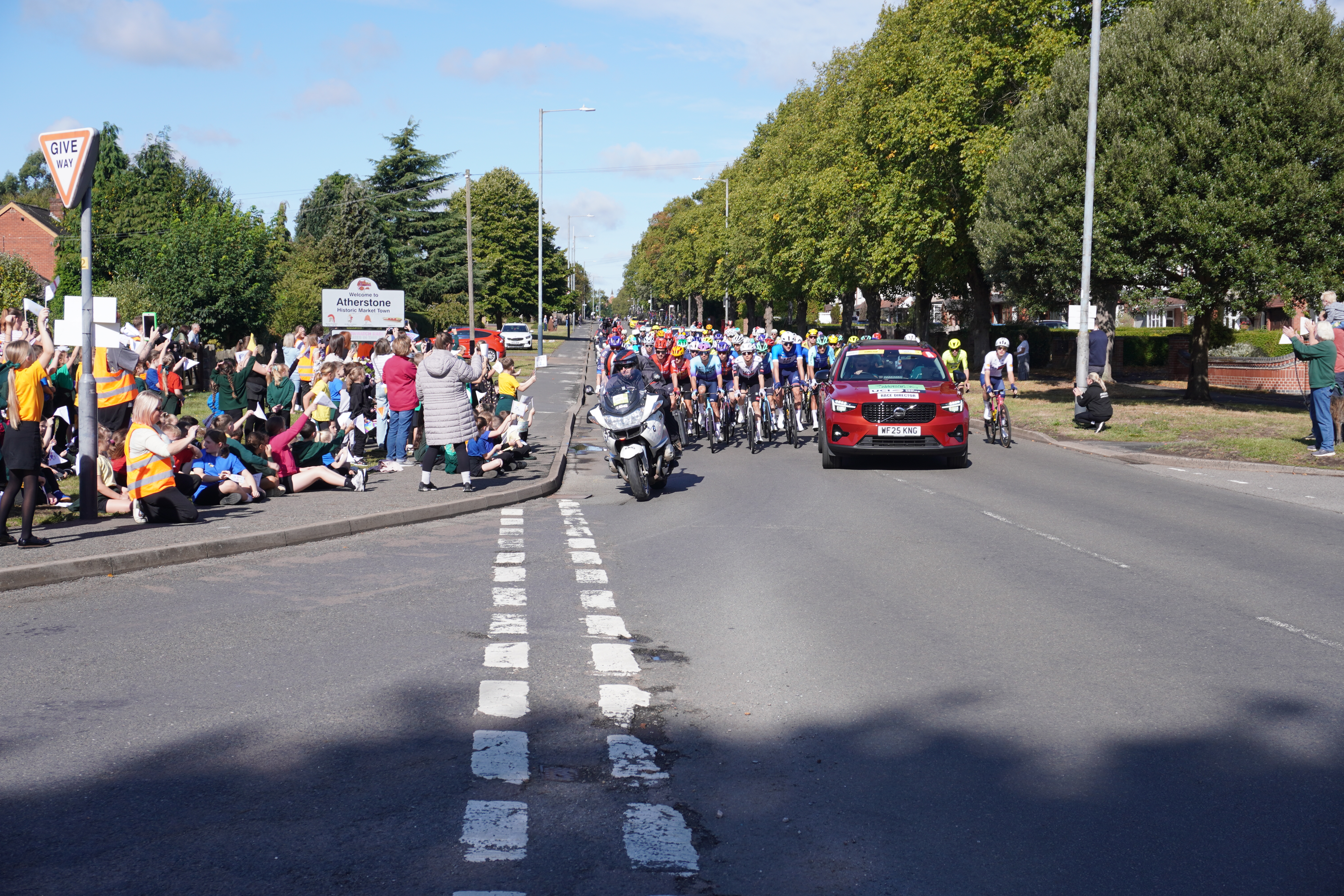Lloyds Tour of Britain Men 2025 Stage 4 Atherstone - arriving in Mancetter